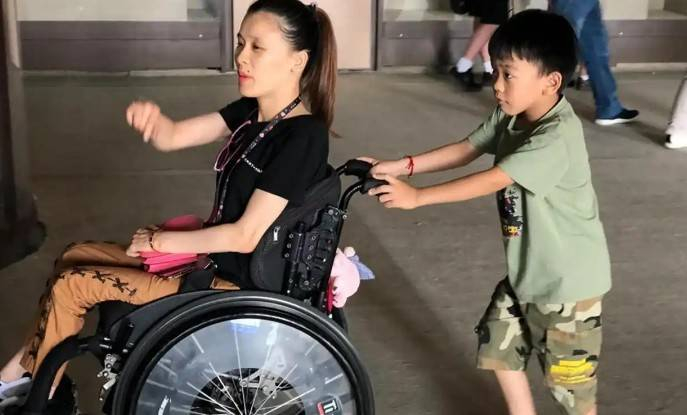 体操传奇桑兰：45岁仍白皙漂亮，嫁资产千万老公，儿子已12岁！|黄健|跳马|轮椅|高位截瘫|摄入量_新浪体育_新浪新闻
