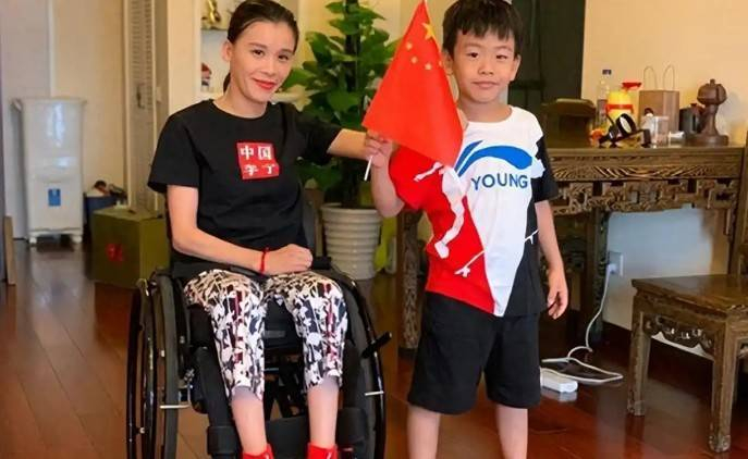 体操传奇桑兰：45岁仍白皙漂亮，嫁资产千万老公，儿子已12岁！|黄健|跳马|轮椅|高位截瘫|摄入量_新浪体育_新浪新闻